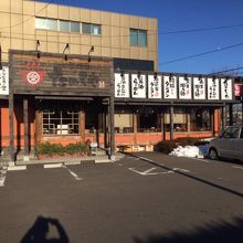 広い駐車場も完備されてます