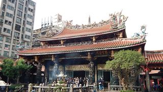 台北で多くの信仰を集めている寺。独特のお参りの仕方で参拝しましょう。