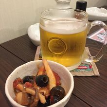 生ビールはハートランド。突き出しは日替わり