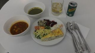 広いけれど混雑。あまり落ち着けませんでした。