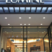 ルミネの入口の標識と明るく、華やかな感じの店内の様子です。