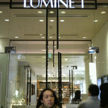 ルミネ１の店内の様子です。ガラス製のドアで、店内は明るいです