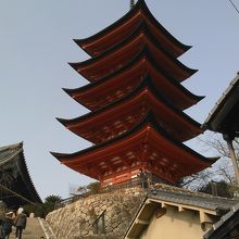 石段の上にあり、屋根が特徴