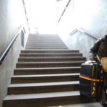 地下駅へは歩いて降ります