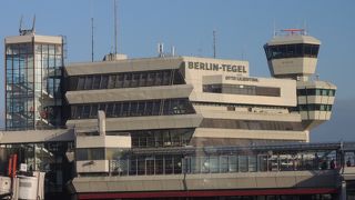 思っていたより小さな国際空港ですが、観光案内所や交通局案内所があり便利です