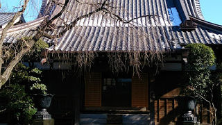 木造の本堂がひっそりと建っています