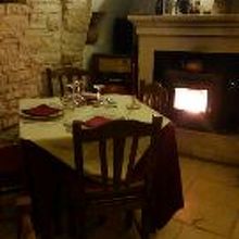 暖炉のある店内