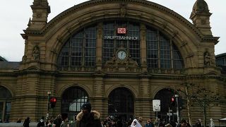 長距離鉄道（TGV,ICE）、近距離鉄道（Sバーン）、地下鉄（Uバーン）、トラムなどすべて集結