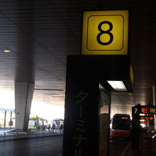 T2乗継の場合、8番と24番（画像奥のバス）での乗り換えです