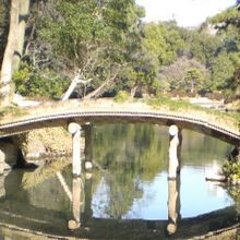 千鳥橋は、他の土橋と同様に橋体の上に土を盛り上げた橋構造です