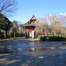 「不忍口」から階段を上ると左手にあります 