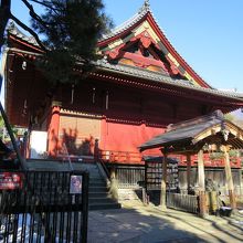 入口右手には「手水舎」、これは新しいものでした