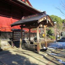 右手に「手水舎」、その奥は「人形供養碑」 