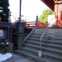 御堂への階段を上ると…