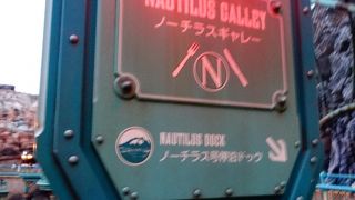 潜水艦ノーチラス号前で腹ごしらえ