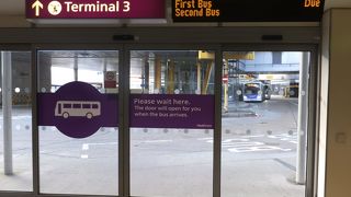 案内表示が実に分かりやすく乗継がスムーズ。ただしロストバゲージには注意。