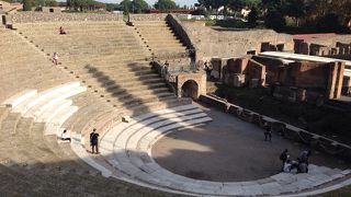 歩いて上って、壮大な闘技場