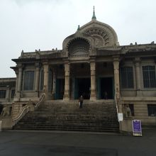 お寺には見えない外観