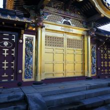 門扉は金ピカ、その左右には左甚五郎の「昇り龍」・「降り龍」