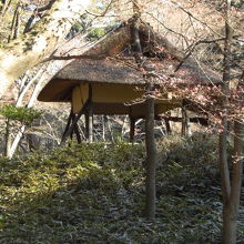 山陰橋の横には、つつじ茶屋があります。趣きが相まっています。