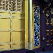 頭が下向きの、あちらが「昇り龍」