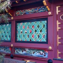 「透塀」上段は野山、下段には海川の生き物が彫刻されています