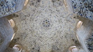 緻密な天井装飾は必見！