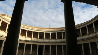 カルロス五世が建築した新宮殿