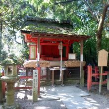 こじんまりした社殿。