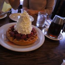 ストロベリーワッフルがおすすめ。