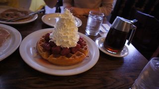 ストロベリーワッフルがおすすめ。