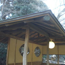 滝見茶屋の上部の様子です。茶屋の北側が開けている構造です。