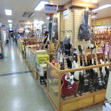 地上階は楽器街‥楽器店が並びます。