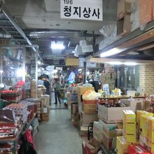 中に入ると、食品や雑貨などを扱う店が並びます。