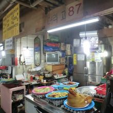 地下市場の一角にある簡易食堂のエリアです。