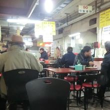 アジョッシ(おじさん)憩いの場です。