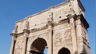 ローマでは最大の凱旋門　コンスタンティヌスの凱旋門