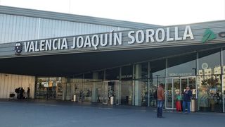バレンシアには列車駅が二つ。ホアキン・ソロージャ駅には、AVEのほか、長距離線のEUROMEDなどが発着しています。