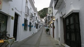 白い家が並ぶ美しい上り坂