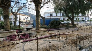 観光案内所の西側にある広場