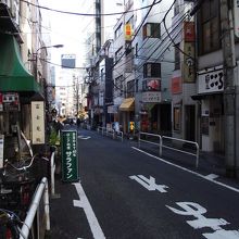人通りのない通りでした (向こうが地下鉄神保町駅)