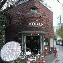 数寄屋橋の交差点には、交番があります。西銀座の目印です。