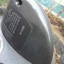 工事の柵の間から覗いた銀恋の碑の様子です。工事対象ではない。