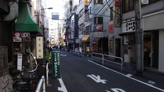 飲食店がやや多いごく普通のなだらかな短い通りです