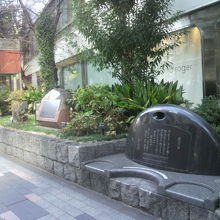 工事以前に撮影していた写真です。銀恋の碑は、今も健在です。