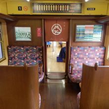 「赤富士」車内。連結面にはのれんがかけられている。