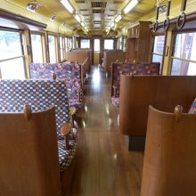 「赤富士」の車内はシックでレトロな装い。