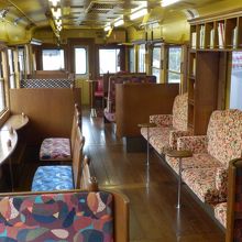 富士山側の窓を向いたこんな座席も。「赤富士」車内。