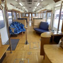 「青富士」の車内。こちらはカジュアルな装い。