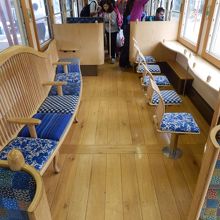 「青富士」にも、窓を向いた座席があります。